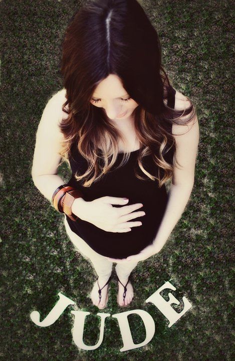 Maternity photo shoot: Shot from above, love it @Sarah Chintomby Chintomby Chint