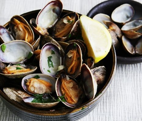 Steamed Clams in White Wine, Garlic, and Butter | Savory Sweet Life – Easy Recip