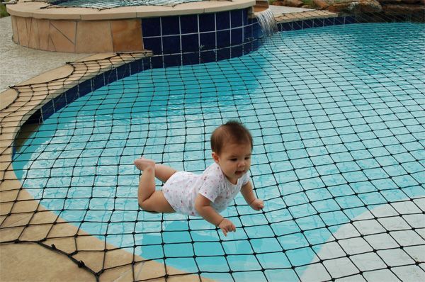 swimming pool safety net… i would lay on that to tan :O