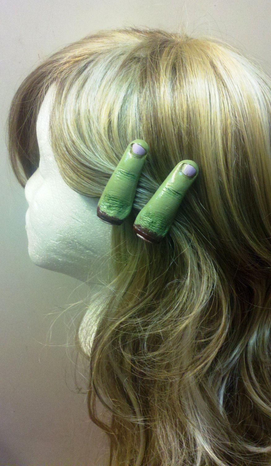 Zombie finger hair clip