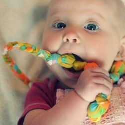 a tutorial on how to make Mom a necklace out of vintage sheets for her teething
