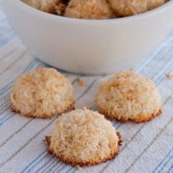 Coconut Macaroons – a Paleo Dessert Recipe on dessertstalker