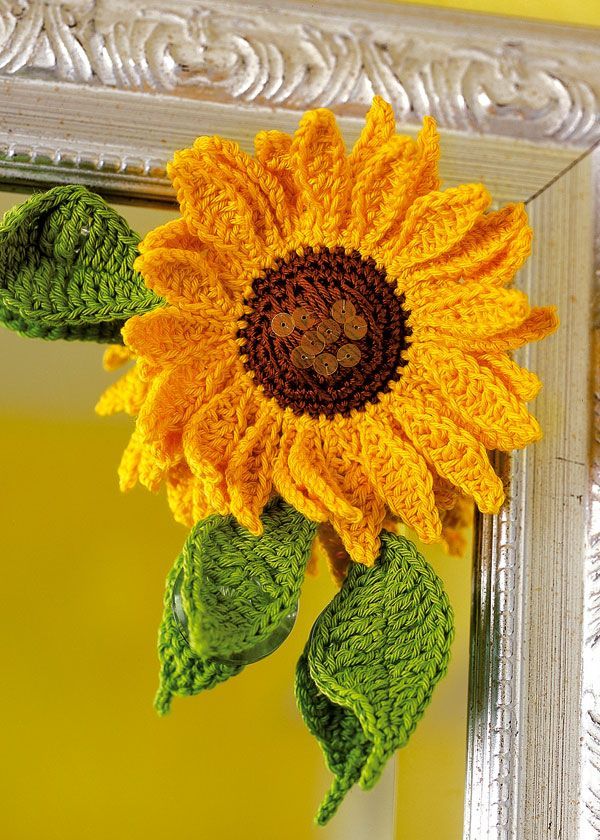 Crochet sunflower decoration. Free download.