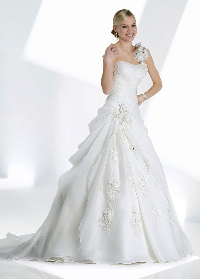 Gorgeous sleeveless princess floor-length wedding dress