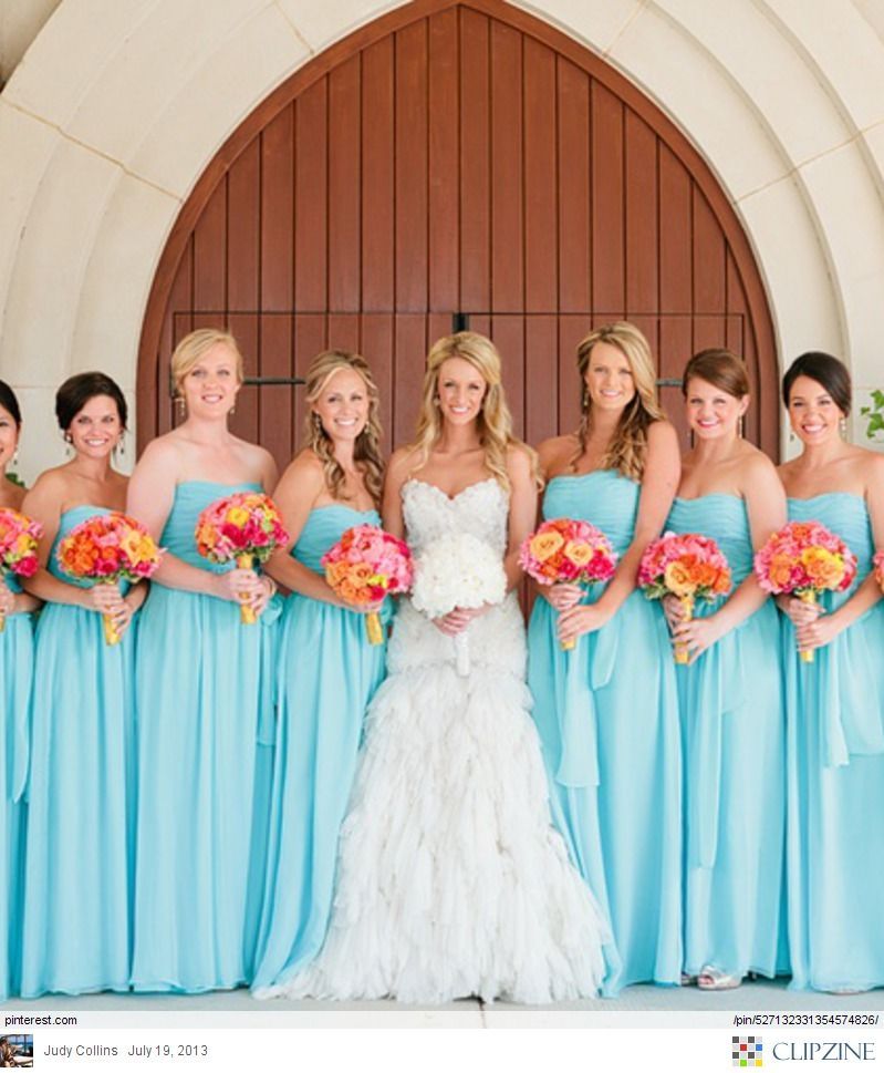Having contrasting colors like this coral and blue wedding scheme can create dra
