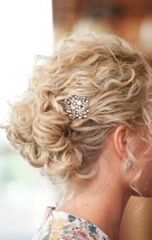 i dont have this kind of hair, but its really pretty and i really like the pin