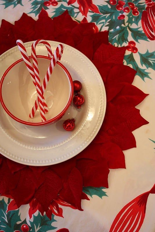 I love this make your own (very easily) Christmas poinsettia placemat!