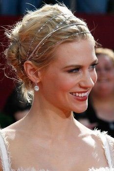 love this delicate headband with her updo