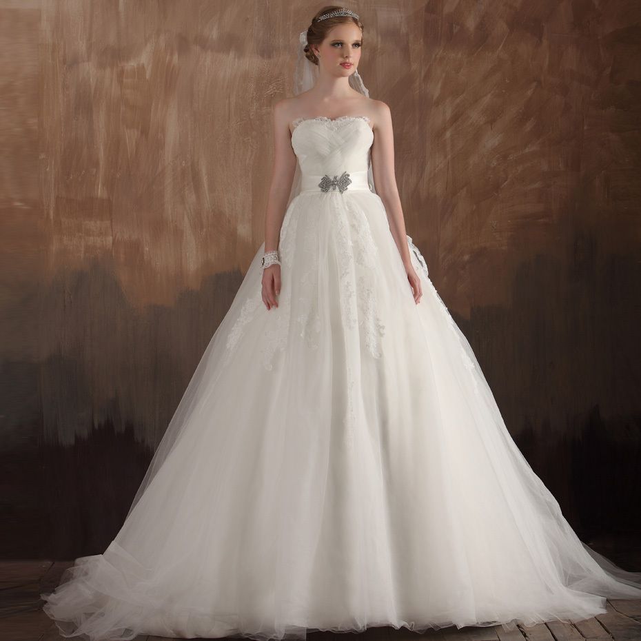 Strapless Ball Gown charming bridal gown. Dont like strapless but its so beautif