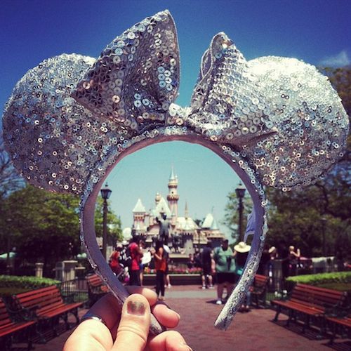 such a good picture idea! Wish I had done this in Disneyland this last time, I g