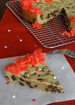 THE BEST chocolate chip cookie cake recipe. its perfect. Soft and chewy on the i