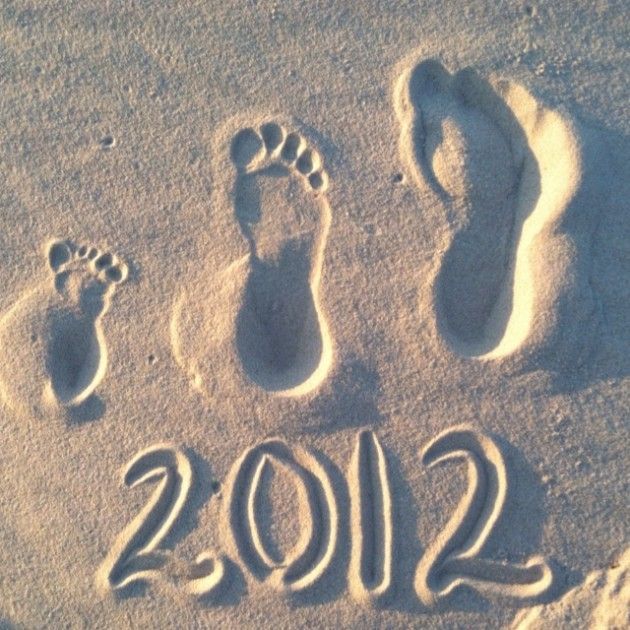 30 Lovely Beach Family Photos @Cara Wheeler  you need to do this!!