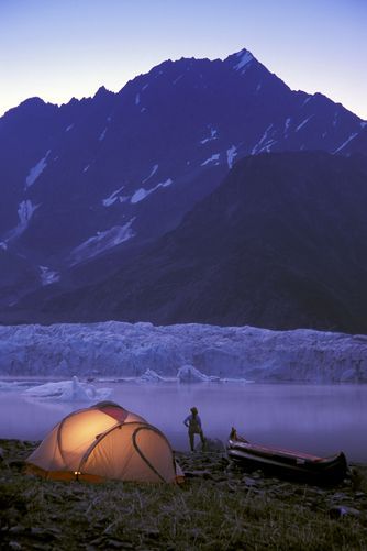 A tent, a canoe, and the mountains – does one need much more?