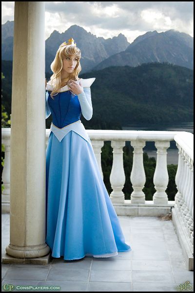 Aurora cosplay. FINALLY! Someone gets it right! Merryweather would appreciate :)