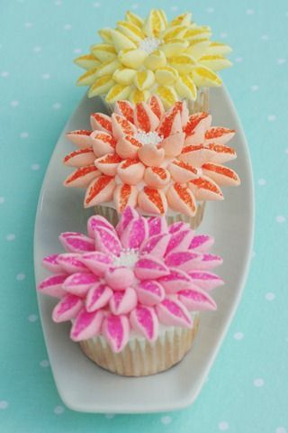 Marshmallow flower cupcakes! Cut mini marshmallows diagonally and drop in sugar