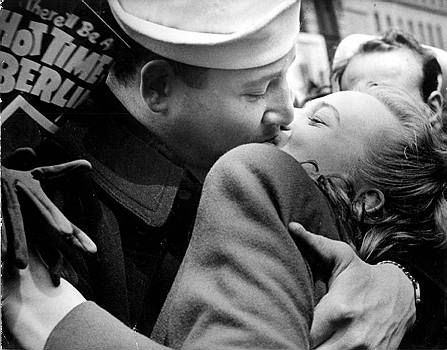 VE Day Kiss, WWII