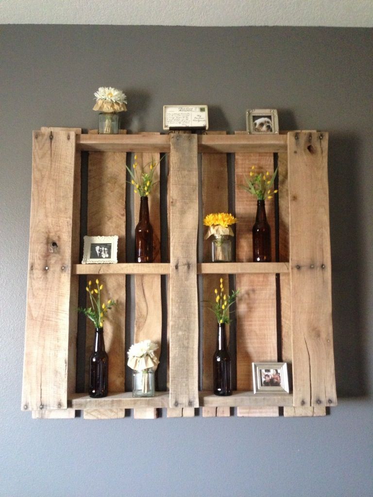 DIY Pallet! Makes a great wall feature in any room and so easy to change out dec