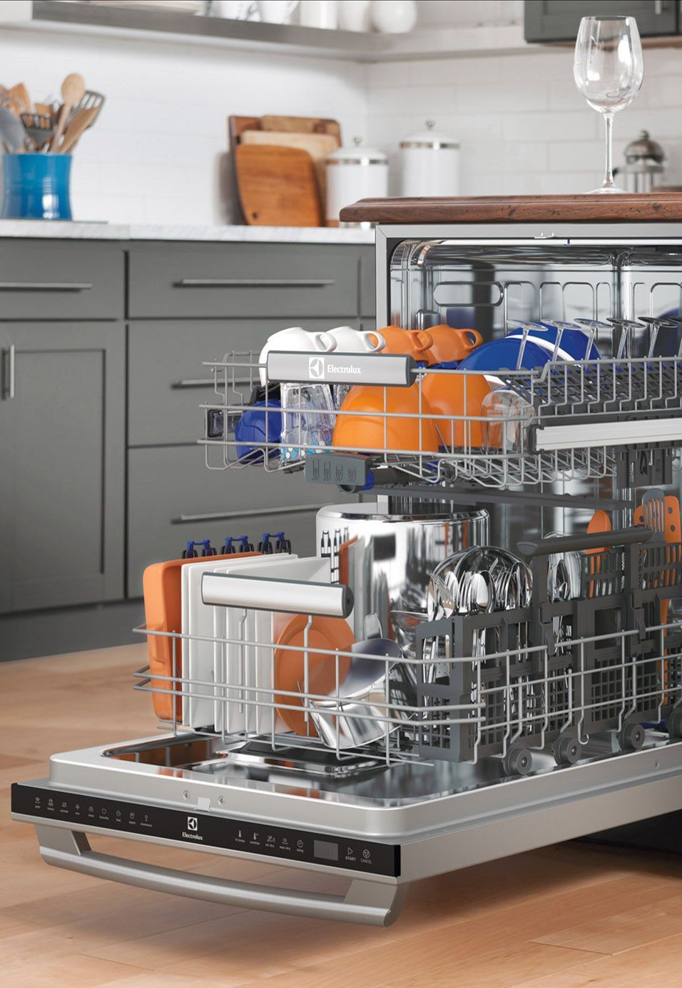 Every plate has its place. From wineglasses to stockpots, Electrolux dishwashers