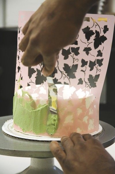 4 Fool-Proof Ways To Frost A Gorgeous Cake I love how funky the green vines came