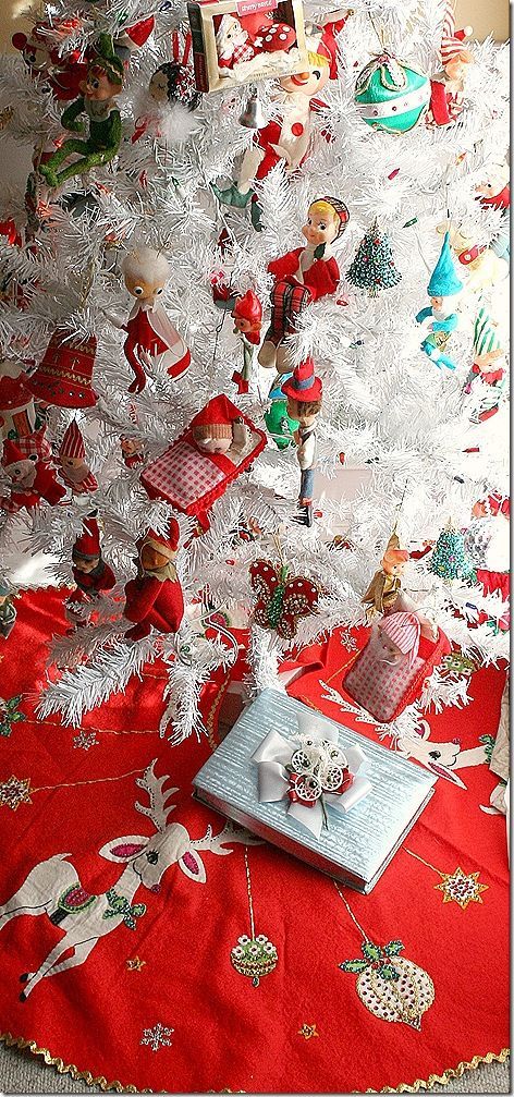 A fabulous vintage Christmas tree, ornaments, and tree skirt. I need one of thes