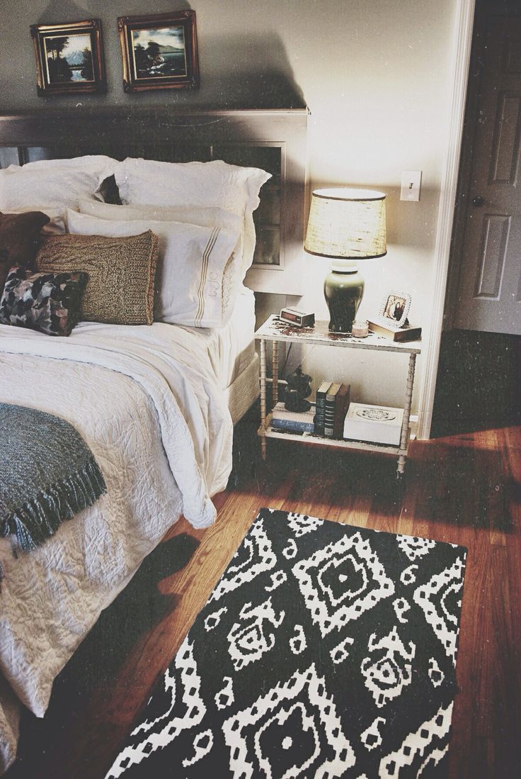 Black and white bedroom. Chique. Love this style, especially the carpet.