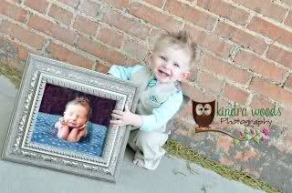 CUTEST 1 yr picture!! Now I HAVE to get newborn photos done!! How cute would thi