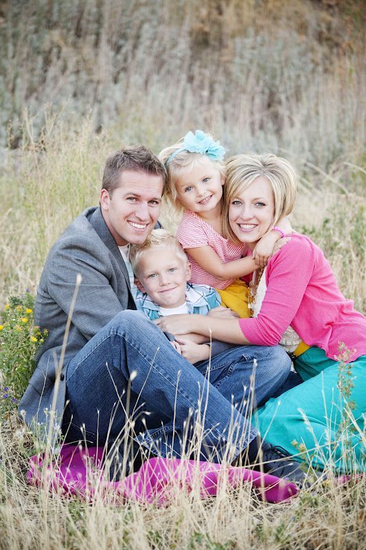 Family of 4 pose – leads to an amazing blog s website. Great color choices, pose