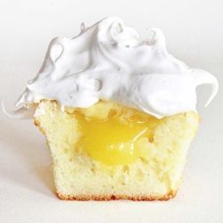Spoil your friends with these delicious Vanilla Cupcakes with Lemon Filling and