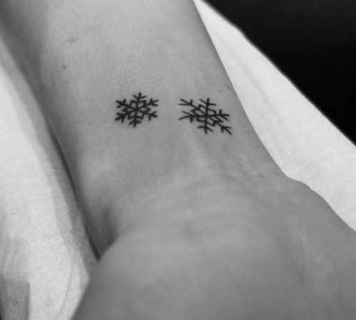 66 Simple Female Wrist Tattoos for Girls and Women (27)
