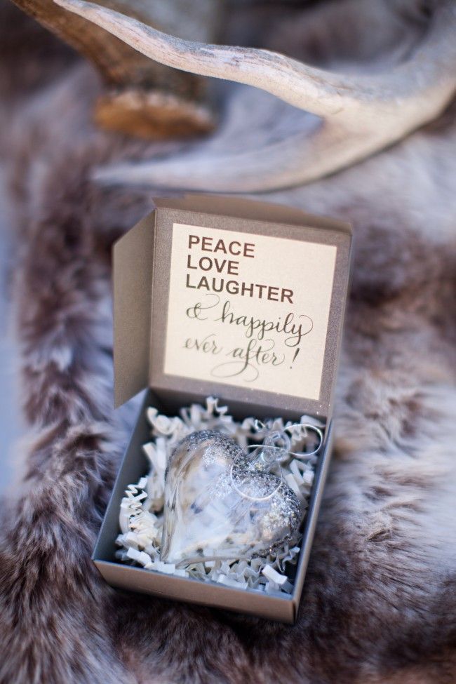 Planning your winter wedding? We love the ornament wedding favor idea! This one