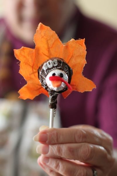 Thanksgiving crafts with a tootsie pop, leaf and other goodies. #playworksmke #t