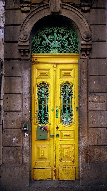 Porta amarela / Yellow Door  Rua Fe
