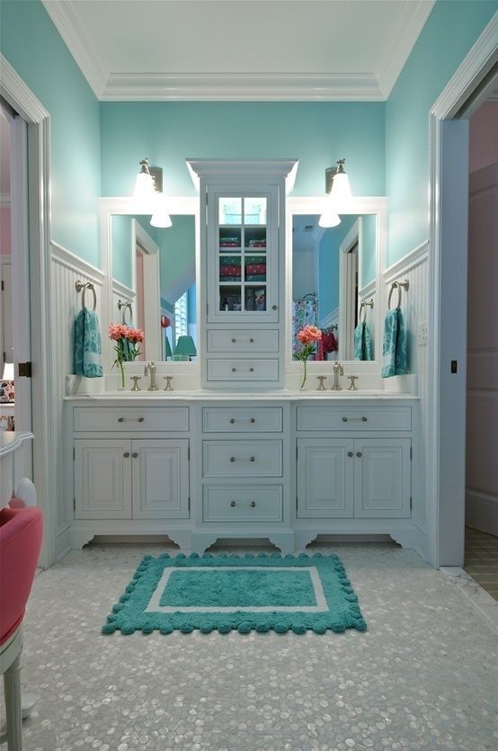Tiffany blue bathroom… Lo