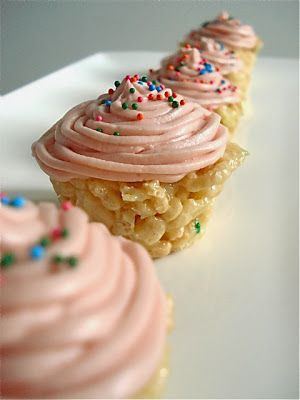 Cake Batter Rice Krispie Cupcakes – Oh yes.. Cake batter.. Rice Krispies. Cupcakes.. All in one