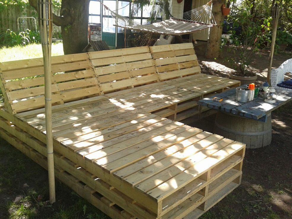 Pallet Sectional For Outside….ive been wanting bran to build me this forever!!!! Love
