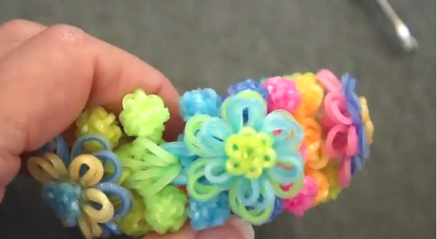 The new #Rainbowloom “Bobbidi” bracelet original bracelet design and tutorial by YarnJourney. This is the pastel version with “sweets” charms attached to