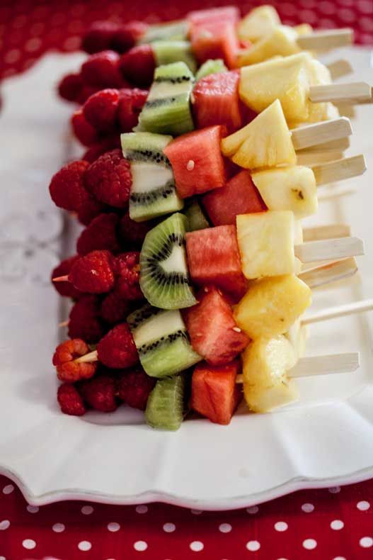 Fresh Fruit Skewers // healthy, simple and beautiful for spring and summer parties #kebab #appetizer