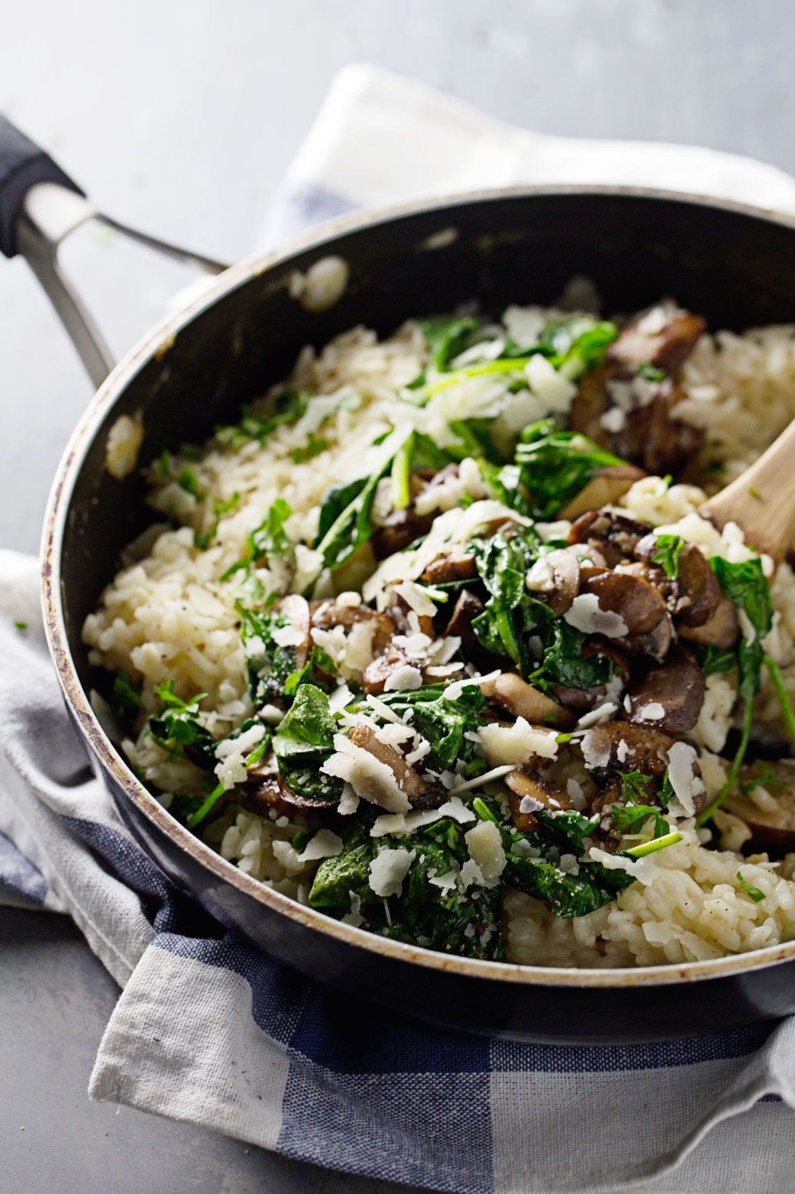 Garlic Butter Mushroom Risotto – A quick and easy weeknight meal! White wine, garlic, mushrooms, butter, spinach, and creamy