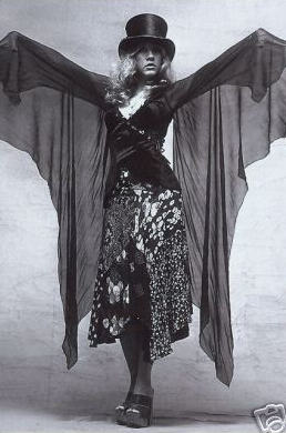 in 1975, Nicks worked with clothing designer Margi Kent to develop Nickss unique onstage look, with costumes that featured flowing skirts, shawls and platform