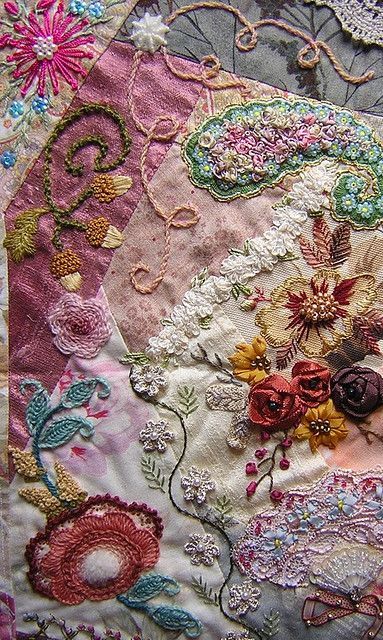 On this block, the part I made is the wool embroidery (crewel embroidery): the big flower at the left bottom, the small pink, the leave and acorns and the light pink curls. —————————