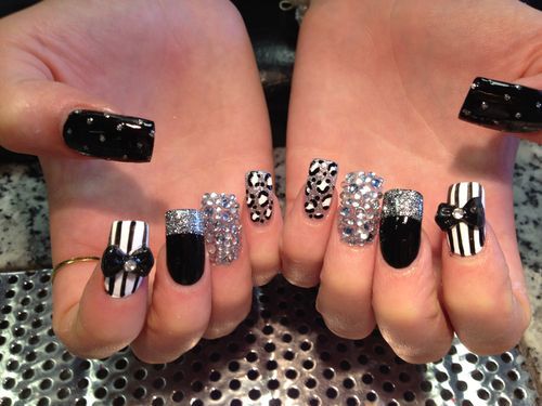 bling covered nails | Take off, new set, pattern, 2 nails covered in diamants and 2 3D