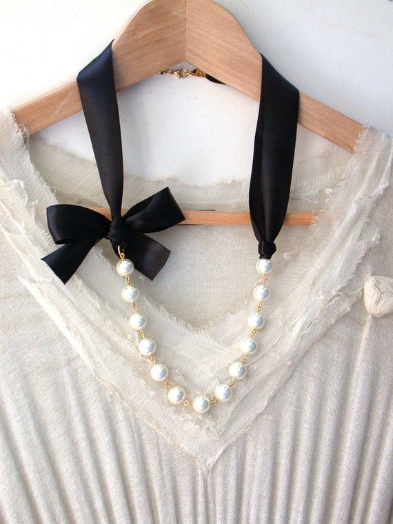 Carrie Necklace – Sex And The City Necklace -Carrie Bradshaw  Inspired Pearl Necklace In Black Satin