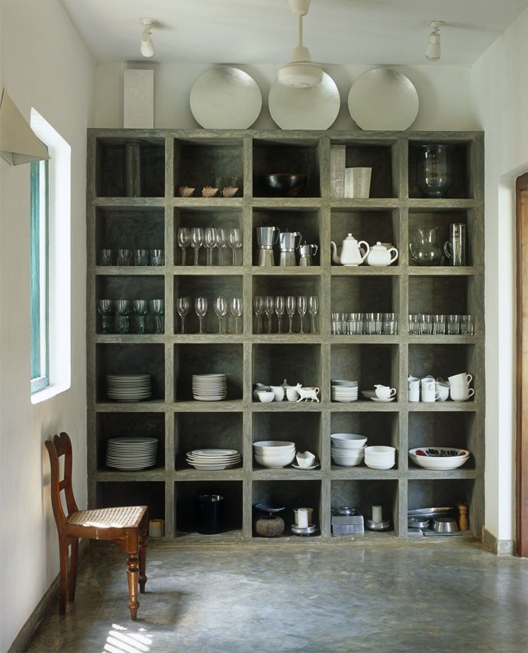concrete shelves and floors, silver plates… lezarde project