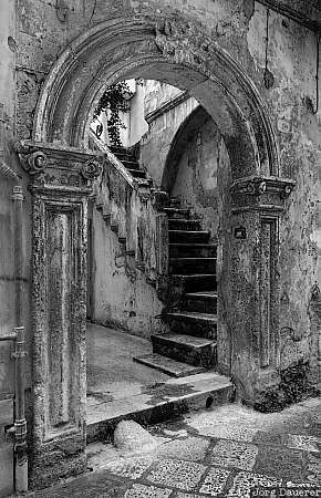 Lecce, stairs, door, gate,
