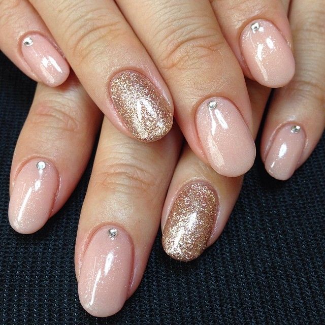 Round nude nails with gold
