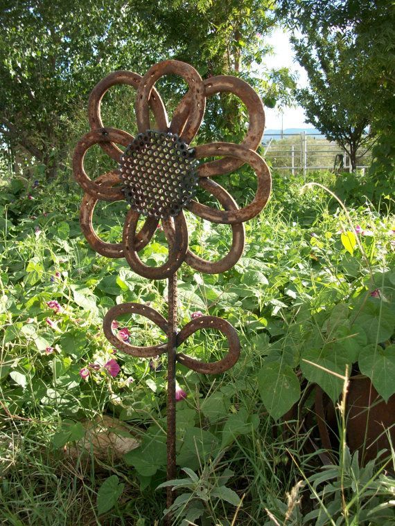 Rustic Horseshoe Sunflower  My Husband will have to make this for