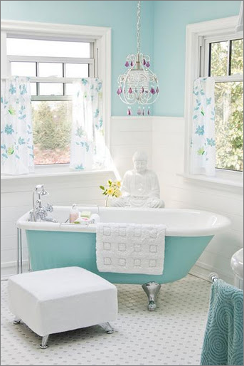Vintage bathroom!  Ooooooh!  I love these colors.  I wonder if they make a lemon yellow tub?!  Id do a sunny yellow and white theme in there, for