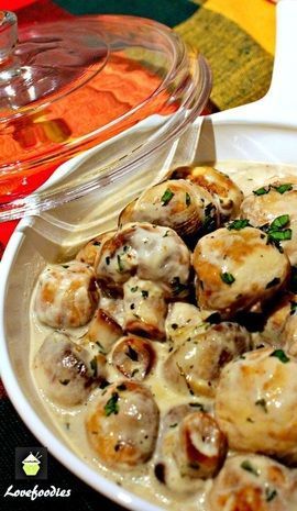 Creamy Garlic Mushrooms. This is a very quick, easy and delicious recipe, perfect as a side, serve on toast for brunch, or add to some lovely pasta! #mushrooms #garlic