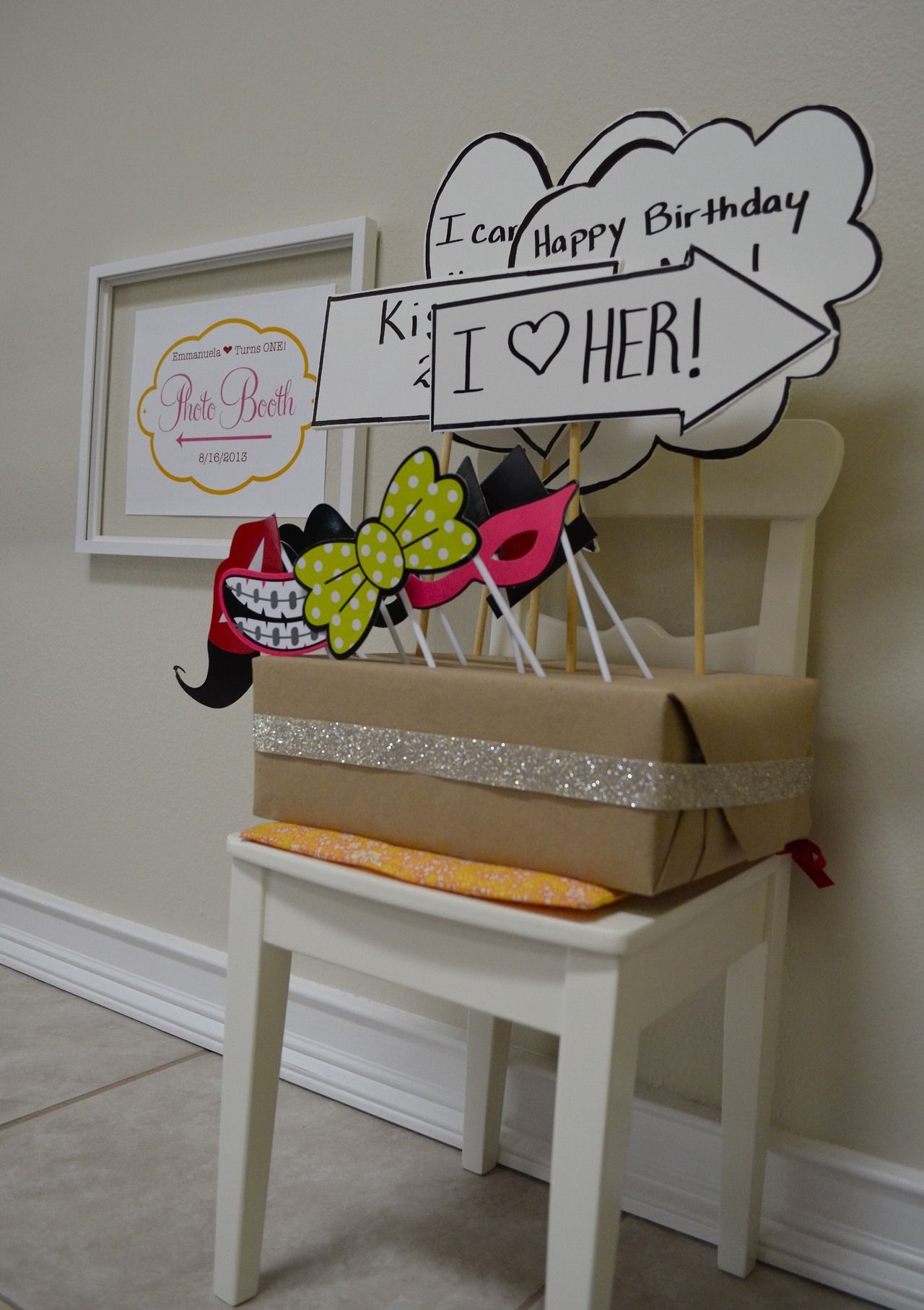 DIY Photo Booth Props, Sign