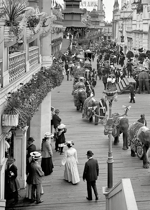 New York circa 1905. Coney Island – Luna Park promenade….wow Coney was ALOT less trashy back